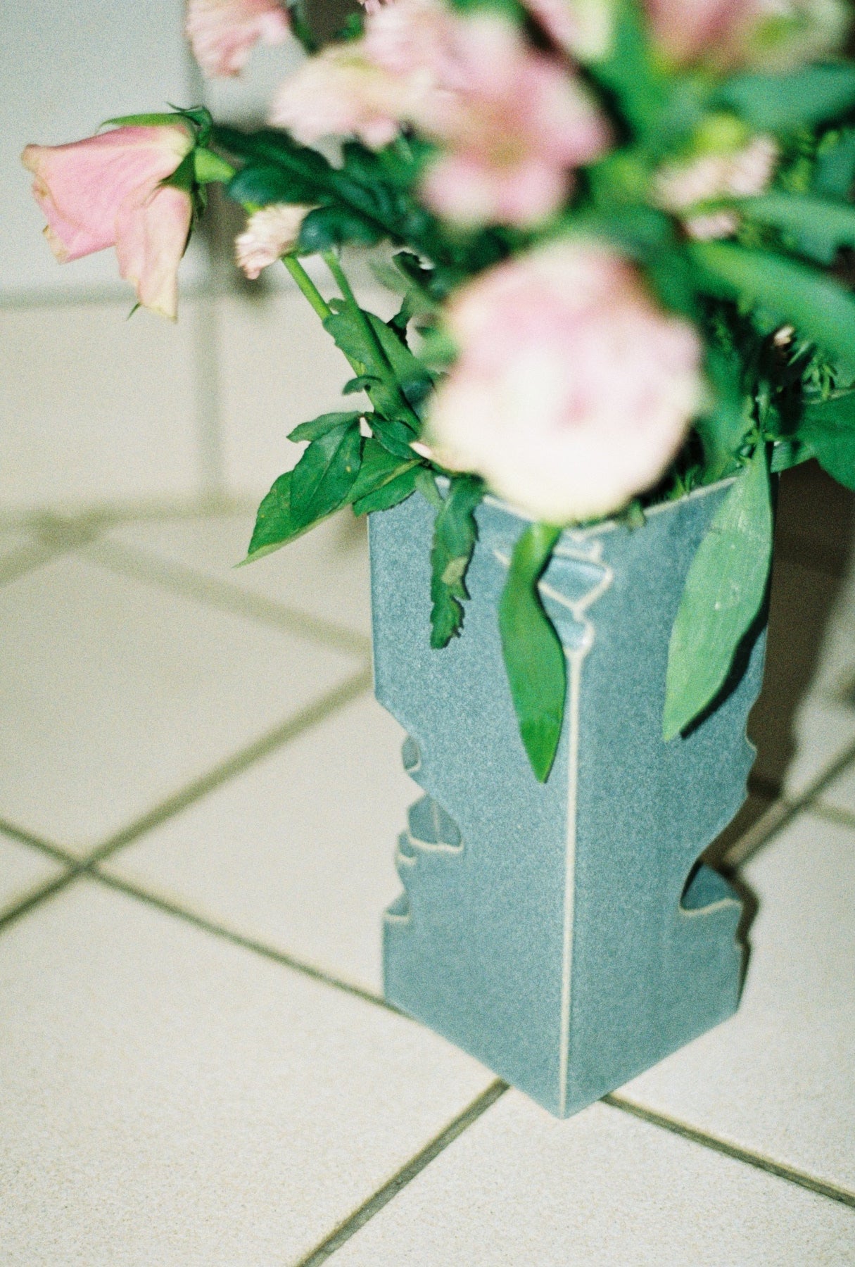 Ono Broken Vase - BLU